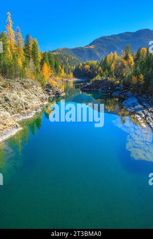 middle fork flathead river en automne le long de la frontière sud du parc national des glaciers et au-dessus du vieux pont belton près du glacier ouest, montana Banque D'Images