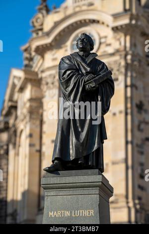 Denkmal des réformateurs Martin Luther 1483-1546 mit einer Bibel in der Hand vor der Frauenkirche am Neumarkt à Dresde. AM 31. Oktober feiern evangelische Christen den Reformationstag. Martin Luther soll am 31. Oktober 1517 seine kirchenkritischen 95 Thesen an die Tür der Schlosskirche in Wittenberg Sachsen-Anhalt geschlagen haben. Dieses Datum gilt als Beginn der Reformation der Kirche. Dresde Sachsen Deutschland *** Monument au réformateur Martin Luther 1483 1546 avec une Bible à la main devant l'église notre-Dame à Neumarkt à Dresde le 31 octobre, les chrétiens protestants célèbrent Banque D'Images