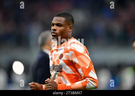 Milan, Italie. 24 octobre 2023. Denzel Dumfries de l'Inter se réchauffe avant le match de l'UEFA Champions League entre l'Inter et le FC Salzbourg à Giuseppe Meazza à Milan. (Crédit photo : Gonzales photo/Alamy Live News Banque D'Images