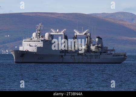 FS somme (A631), un graisseur de réapprovisionnement de classe Durance exploité par la Marine française, traversant le canal de Largs en route vers Hunterston sur le Firth of Clyde. Le navire est dans le Clyde pour participer à l'exercice joint Warrior 23-2. Banque D'Images