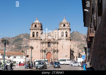 St. Église de Pierre ou San Pedro, Cusco Pérou. Le lieu est animé. Banque D'Images