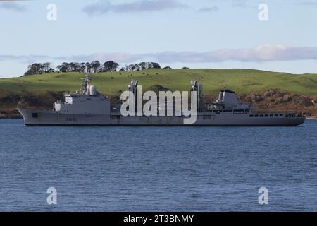 FS somme (A631), un graisseur de réapprovisionnement de classe Durance exploité par la Marine française, traversant le canal de Largs en route vers Hunterston sur le Firth of Clyde. Le navire est dans le Clyde pour participer à l'exercice joint Warrior 23-2. Banque D'Images