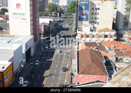 Ville : Marilia, São Paulo, Brésil - 2023 juillet 2023 : Avenue à l'intérieur de São Paulo avec de la publicité dans un immeuble d'appartements avec des voitures et des personnes Banque D'Images
