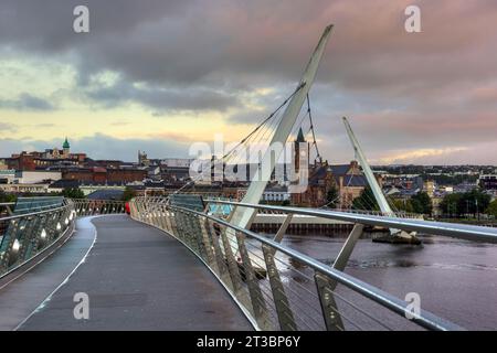 Le pont de la paix à Derry, en Irlande du Nord, est un symbole d'espoir et de réconciliation, reliant deux communautés qui étaient autrefois divisées par le conflit. Banque D'Images