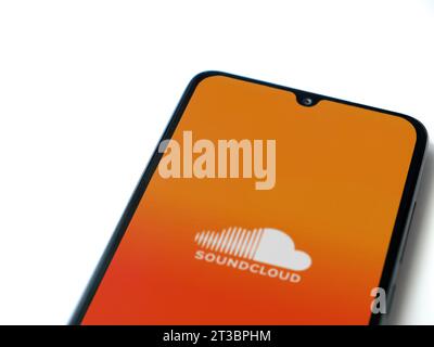 LOD, Israël - 16 juillet 2023 : écran de lancement de l'application SoundCloud sur smartphone sur fond blanc. Vue de dessus à plat avec espace de copie. Banque D'Images