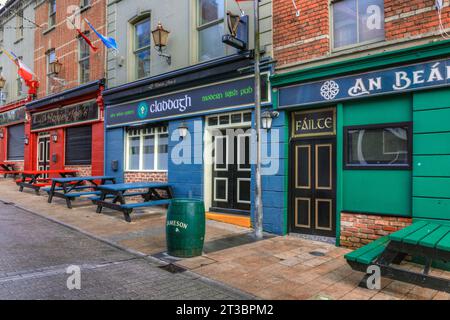 Pubs irlandais dans la vieille ville de Derry, Irlande du Nord. Banque D'Images