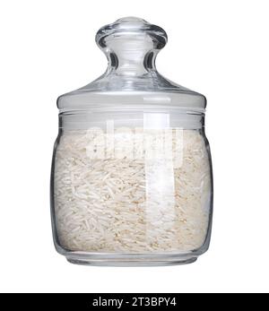 Long riz basmati dans un bocal en verre isolé sur fond blanc. Riz sec, non cuit Banque D'Images