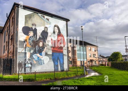 Les peintures murales de Derry, en Irlande du Nord, sont une forme unique et puissante d'art public qui raconte l'histoire du passé troublé de la ville. Banque D'Images