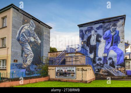 Les peintures murales de Derry, en Irlande du Nord, sont une forme unique et puissante d'art public qui raconte l'histoire du passé troublé de la ville. Banque D'Images