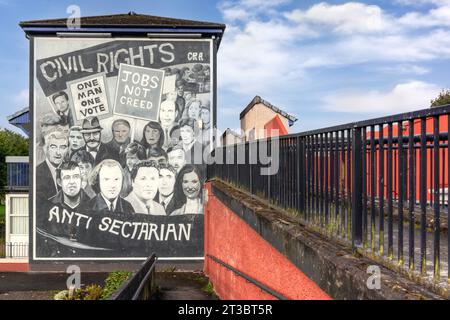 Les peintures murales de Derry, en Irlande du Nord, sont une forme unique et puissante d'art public qui raconte l'histoire du passé troublé de la ville. Banque D'Images