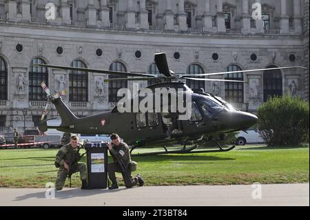 Vienne, Autriche. 23 octobre 2023. Exposition de performance des forces armées autrichiennes. Atterrissage du Leonardo AW169 'Lion' Banque D'Images