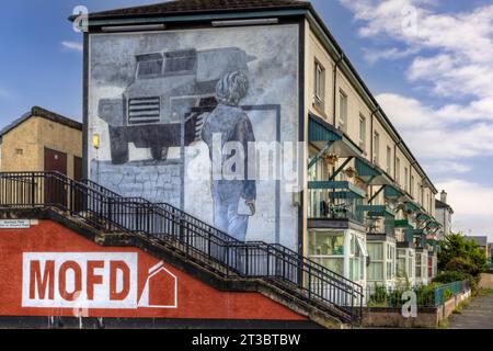 Les peintures murales de Derry, en Irlande du Nord, sont une forme unique et puissante d'art public qui raconte l'histoire du passé troublé de la ville. Banque D'Images