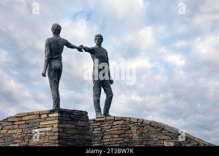 Monument les mains de l'autre côté de la ligne de partage à Derry, Londonderry. Banque D'Images