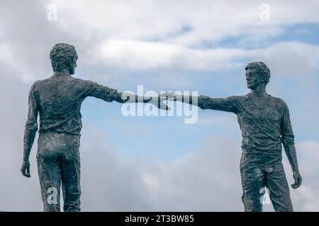 Monument les mains de l'autre côté de la ligne de partage à Derry, Londonderry. Banque D'Images