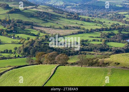 Campagne verdoyante autour du village de Combs dans le Derbyshire, en Angleterre par une journée ensoleillée d'octobre. Banque D'Images