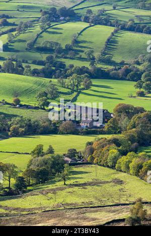 Campagne verdoyante autour du village de Combs dans le Derbyshire, en Angleterre par une journée ensoleillée d'octobre. Banque D'Images