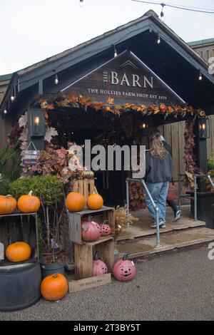 Les gens entrent dans la grange des Hollies dans le Cheshire en octobre Banque D'Images