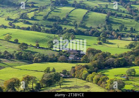 Campagne verdoyante autour du village de Combs dans le Derbyshire, en Angleterre par une journée ensoleillée d'octobre. Banque D'Images