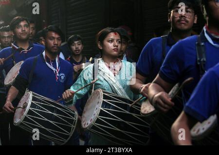 Katmandou, Bagmati, Népal. 24 octobre 2023. Les gens jouent de la musique traditionnelle pendant Khadga Jatra (procession de l'épée) sur Dashami, le dixième jour de Dashain, un plus grand festival hindou à Katmandou, Népal, le 24 octobre 2023. Newar communauté de la vallée sortir un défilé de victoire sur le bien sur le mal avec procession d'épée de différents endroits. (Image de crédit : © Sunil Sharma/ZUMA Press Wire) USAGE ÉDITORIAL SEULEMENT! Non destiné à UN USAGE commercial ! Banque D'Images