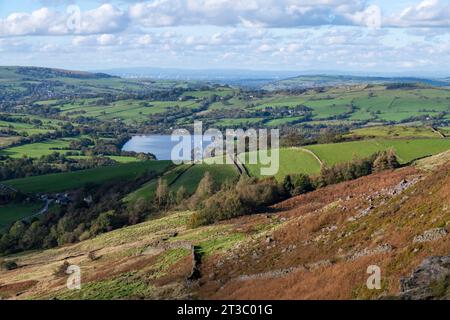 Réservoir de Combs vu de Combs Edge près de Chapel-en-le-Frith dans le Derbyshire, Angleterre. Banque D'Images