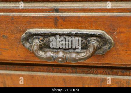 Vieille poignée de porte vintage sur une porte en bois. Mise au point sélective. Banque D'Images