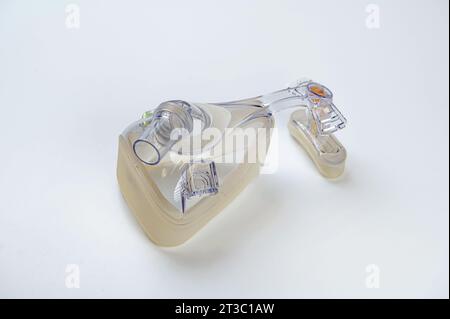 Masque médical à oxygène intégral pour patient souffrant d'apnée obstructive du sommeil isolé sur fond blanc. Banque D'Images