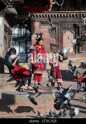 Katmandou, Bagmati, Népal. 24 octobre 2023. Les femmes font un geste avec les pigeons lors des célébrations du Bijaya Dashami, le dixième jour du festival Dashain à Katmandou, au Népal, le 24 octobre 2023. Les hindous au Népal célèbrent le festival Dashain comme victoire sur le mal avec des réunions de famille, des rassemblements, en volant des cerfs-volants, festin, jouant sur des balançoires, sacrifier les animaux et adorer la déesse Durga. (Image de crédit : © Sunil Sharma/ZUMA Press Wire) USAGE ÉDITORIAL SEULEMENT! Non destiné à UN USAGE commercial ! Banque D'Images