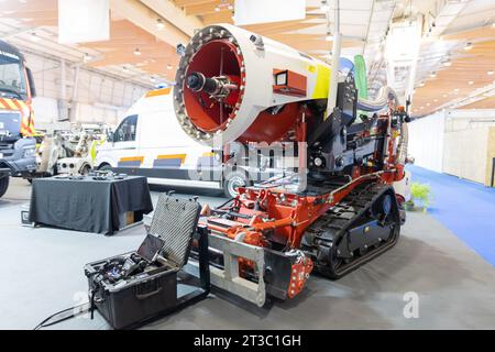 Drone pompier rouge sur un châssis chenillé Banque D'Images