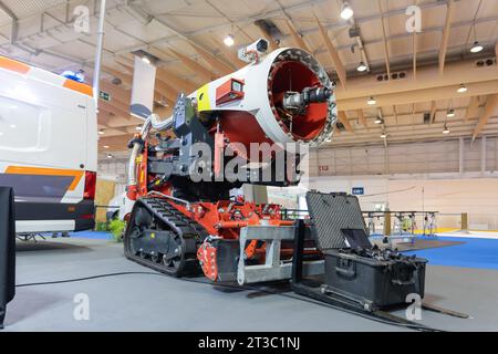 Drone pompier rouge sur un châssis chenillé - équipement de sauvetage Banque D'Images