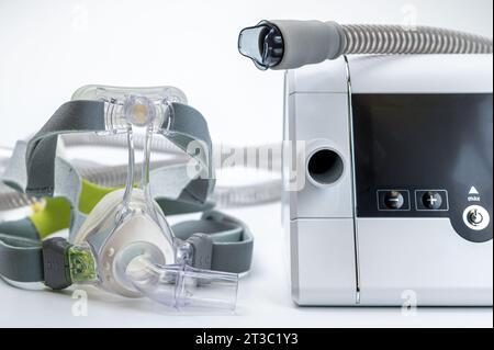 Appareil CPAP avec masque et flexible, pour les personnes souffrant d'apnée du sommeil, insuffisance respiratoire, ou trouble respiratoire Banque D'Images