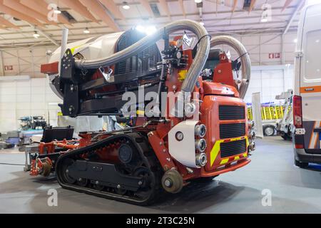 Drone de sauvetage rouge pour pompier - machine avec des composants internes visibles. Banque D'Images
