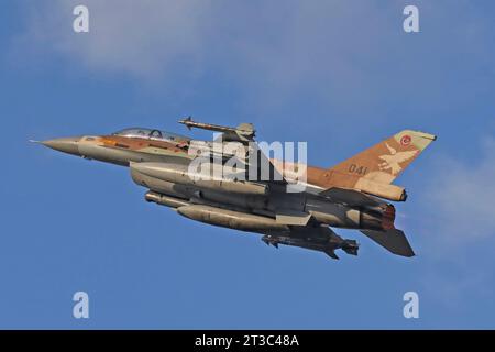 F-16D Barak de l'armée de l'air israélienne décollant, missiles Python-5 et Sidewinder armés. Banque D'Images