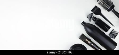 Composition avec ciseaux, autres accessoires de coiffeur sur fond blanc. Articles professionnels pour un coiffeur, coupes de cheveux sur un fond blanc Banque D'Images