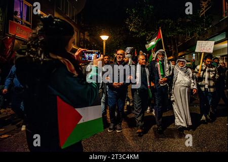 Manifestants palestiniens vus pendant la manifestation. Environ 800 manifestants se sont promenés dans le centre-ville pour condamner le gouvernement israélien et exprimer leur solidarité avec le peuple palestinien. Cette manifestation pro-palestinienne a été l’une des plus grandes manifestations organisées dans la ville. Banque D'Images