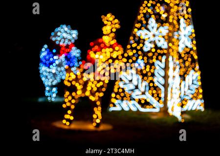 Lumières de noël floues dans l'obscurité nocturne Banque D'Images