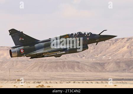 Le Mirage 2000 de l'armée de l'air française décolle de la base aérienne d'Ovda, en Israël. Banque D'Images