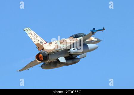 F-16I SUFA de l'armée de l'air israélienne en vol. Banque D'Images
