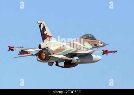Armée de l'air israélienne F-16C Barak en vol. Banque D'Images