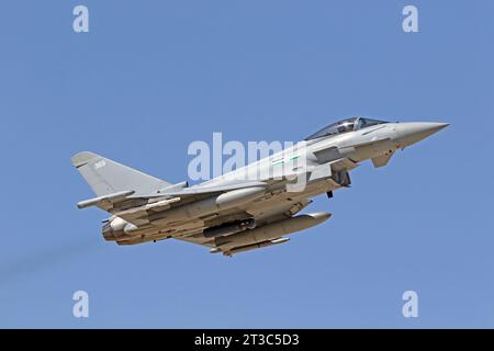 Avion Eurofighter de la Royal Air Force en vol. Banque D'Images