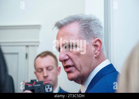 Washington DC, États-Unis. 24 octobre 2023. L'ancien président de la Chambre des représentants des États-Unis Kevin McCarthy (républicain de Californie) avant une réunion du caucus du GOP pour déclarer une troisième nomination du GOP pour le président de la Chambre dans le Longworth House Office Building, le lundi 23 octobre 2023. Le parti a d'abord nommé le chef de la majorité à la Chambre des États-Unis Steve Scalise (républicain de Louisiane), qui a abandonné peu de temps après avoir remporté la nomination en raison d'un manque de soutien. Le représentant des États-Unis Jim Jordan (républicain de l'Ohio) a remporté la deuxième nomination, mais n'a pas réussi à obtenir 217 voix sur le H. Banque D'Images