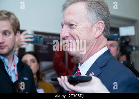 Washington DC, États-Unis. 24 octobre 2023. Le représentant des États-Unis Kevin Hern (Républicain d'Oklahoma) devant une réunion du caucus du GOP pour déclarer une troisième nomination du GOP pour le Président de la Chambre dans l'immeuble de bureaux de Longworth House le lundi 23 octobre 2023. Hern est actuellement candidat dans la course à la présidence. Le parti a d'abord nommé le chef de la majorité à la Chambre des États-Unis Steve Scalise (républicain de Louisiane), qui a abandonné peu de temps après avoir remporté la nomination en raison d'un manque de soutien. Le représentant des États-Unis Jim Jordan (républicain de l'Ohio) a remporté la deuxième nomination, cependant, a été Banque D'Images