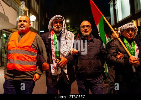 Nijmegen, pays-Bas. 23 octobre 2023. Des Palestiniens portant des vêtements palestiniens traditionnels sont vus marcher pendant la manifestation. Environ 800 manifestants se sont promenés dans le centre-ville pour condamner le gouvernement israélien et exprimer leur solidarité avec le peuple palestinien. Cette manifestation pro-palestinienne a été l’une des plus grandes manifestations organisées dans la ville. (Photo Ana Fernandez/SOPA Images/Sipa USA) crédit : SIPA USA/Alamy Live News Banque D'Images
