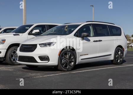 Noblesville - 22 octobre 2023 : présentation de minifourgonnettes Chrysler Pacifica chez un concessionnaire. Chrysler offre la Pacifica en Touring, Hybrid et Pinnacle Mo Banque D'Images