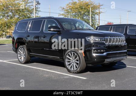 Noblesville - 22 octobre 2023 : exposition de Jeep Grand Wagoneer chez un concessionnaire Stellantis. Jeep propose le Wagoneer en série I, II, III et en mode carbure Banque D'Images