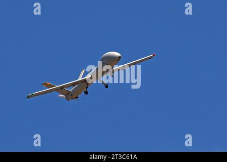 Une armée de l'air israélienne Hermes 900 Kochav en vol contre un ciel bleu. Banque D'Images