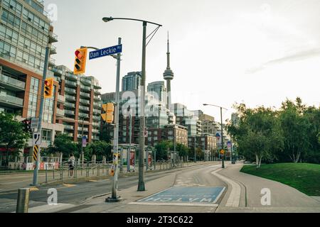 TORONTO, CANADA - le 4 octobre 2023 piste cyclable verte dans une rue très fréquentée du centre-ville de Toronto alors qu'un cycliste est vu au loin. Photo de haute qualité Banque D'Images