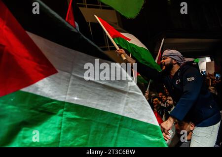 Nijmegen, Gelderland, pays-Bas. 23 octobre 2023. Un manifestant palestinien chante des slogans entre les drapeaux palestiniens pendant la manifestation. Environ 800 manifestants se sont promenés dans le centre-ville pour condamner le gouvernement israélien et exprimer leur solidarité avec le peuple palestinien. Cette manifestation pro-palestinienne a été l’une des plus grandes manifestations organisées dans la ville. (Image de crédit : © Ana Fernandez/SOPA Images via ZUMA Press Wire) USAGE ÉDITORIAL SEULEMENT! Non destiné à UN USAGE commercial ! Banque D'Images