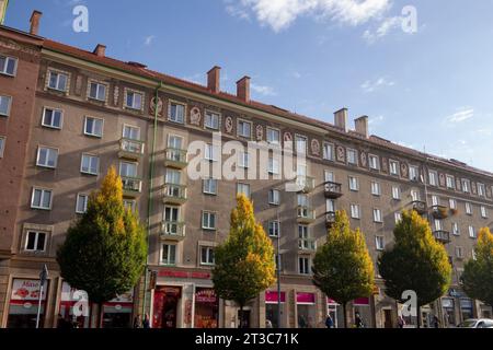 HAVIROV, RÉPUBLIQUE TCHÈQUE - 7 OCTOBRE 2022 : style architectural Sorela à Havirov, République tchèque utilisé pendant l'ère communiste dans les années 1950 et 1960 avec sho Banque D'Images