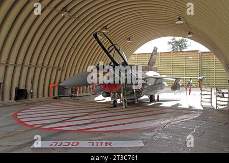 Un F-16D Barak de l'armée de l'air israélienne dans le hangar. Banque D'Images