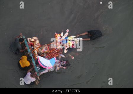 Dhaka Bangladesh 24 october2023,les croyants de la communauté Sanata mettent fin à leurs formalités de “Durga Puja” en sacrifiant l’idole sacrée. La photo est prise à partir de B. Banque D'Images